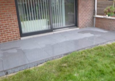 Revêtement d'une petite terrasse en pierre de taille qui avait fait son temps avec des pavés grès...