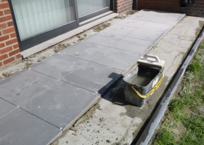 Revêtement d'une petite terrasse en pierre de taille qui avait fait son temps avec des pavés grès...