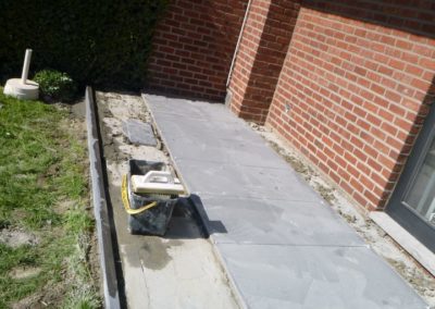 Revêtement d'une petite terrasse en pierre de taille qui avait fait son temps avec des pavés grès...
