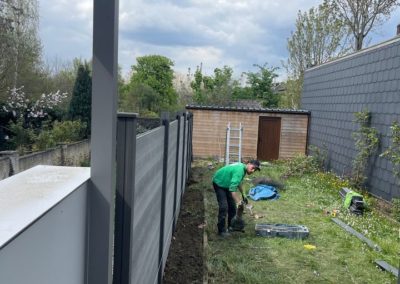 Installation d'une palissade de composite entre deux jardins.  

Merci les gars pour votre super bou...