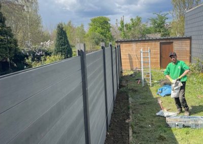 Installation d'une palissade de composite entre deux jardins.  

Merci les gars pour votre super bou...