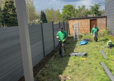 Installation d'une palissade de composite entre deux jardins.  

Merci les gars pour votre super bou...