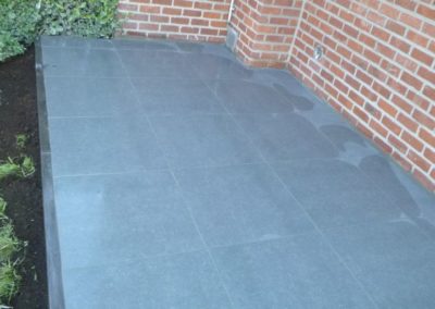 Revêtement d'une petite terrasse en pierre de taille qui avait fait son temps avec des pavés grès...
