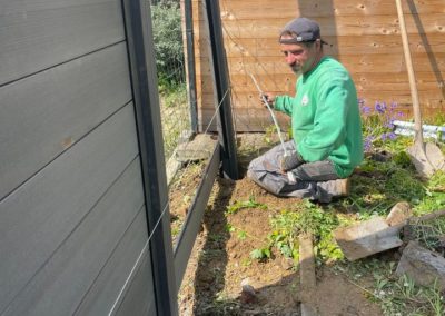 Installation d'une palissade de composite entre deux jardins.  

Merci les gars pour votre super bou...