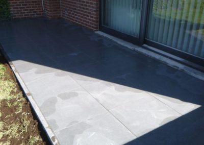 Revêtement d'une petite terrasse en pierre de taille qui avait fait son temps avec des pavés grès...