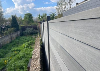 Installation d'une palissade de composite entre deux jardins.  

Merci les gars pour votre super bou...