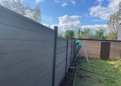 Installation d'une palissade de composite entre deux jardins.  

Merci les gars pour votre super bou...
