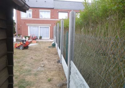 Rénovation complète d'un jardin.

- Remplacement des haies de conifères par palissades en béton ...