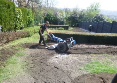 Réfection d'une pelouse un peut compliquée d'accès mais un travail remarquable réalisé de main ...