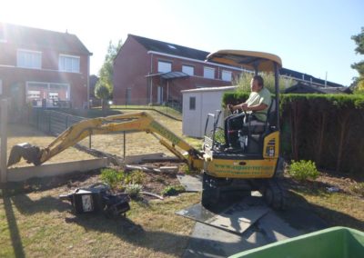 Rénovation complète d'un jardin.

- Remplacement des haies de conifères par palissades en béton ...