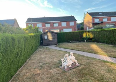 Rénovation complète d'un jardin.

- Remplacement des haies de conifères par palissades en béton ...