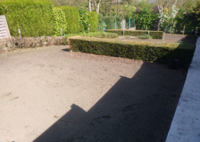 Réfection d'une pelouse un peut compliquée d'accès mais un travail remarquable réalisé de main ...