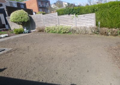 Réfection d'une pelouse un peut compliquée d'accès mais un travail remarquable réalisé de main ...