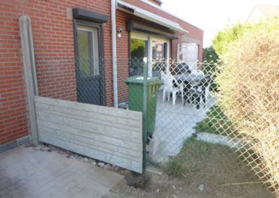Rénovation complète d'un jardin.

- Remplacement des haies de conifères par palissades en béton ...