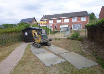 Rénovation complète d'un jardin.

- Remplacement des haies de conifères par palissades en béton ...