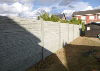 Rénovation complète d'un jardin.

- Remplacement des haies de conifères par palissades en béton ...