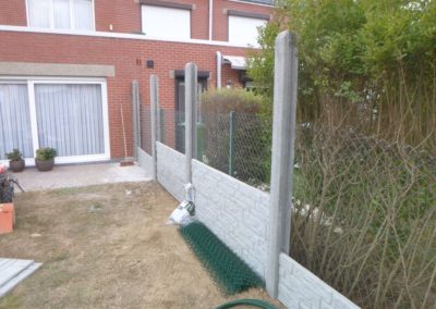 Rénovation complète d'un jardin.

- Remplacement des haies de conifères par palissades en béton ...