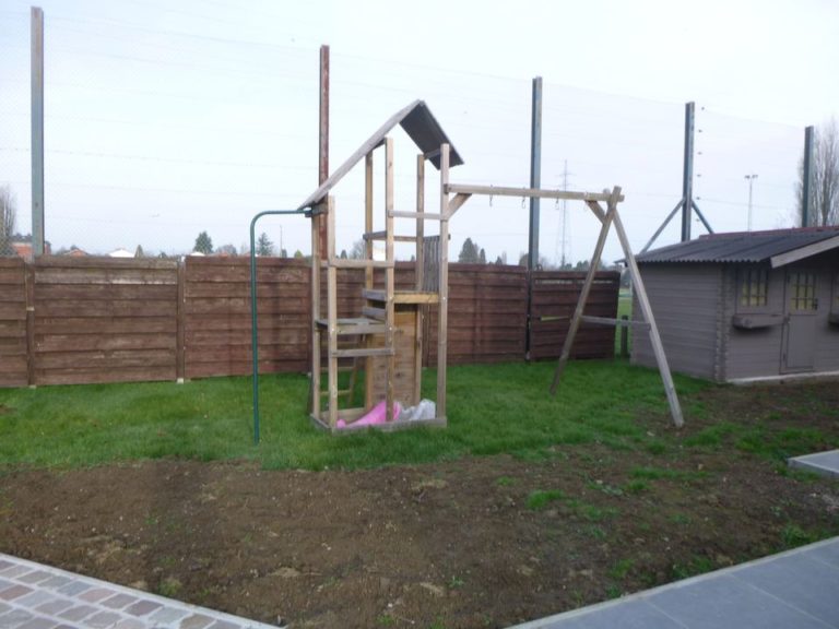 Rénovation d'un petit jardin à Ans.

Remplacement des vielles palissades de bois par une palissade...