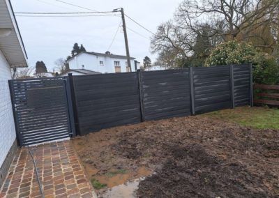 Rénovation d'un petit jardin à Ans.

Remplacement des vielles palissades de bois par une palissade...