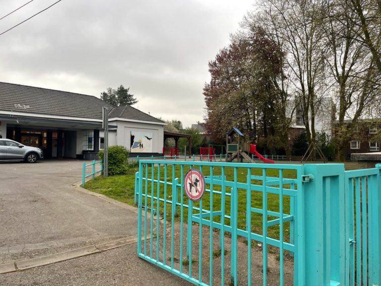 Sécurisation d'une école pour la commune de OUPEYE.

Clôture BETAFENCE SECURIFORT de 2.4 3 mètre...