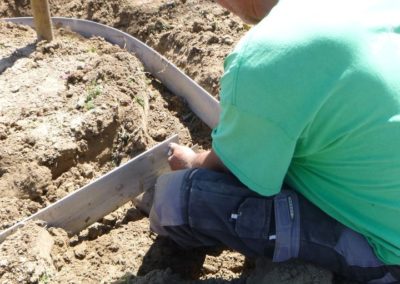 Pose de plus de 200 mètres de bordures en acier galvanisé sur notre chantier d'ougffet. 

Reste à...