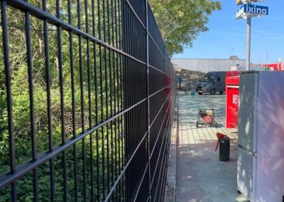 Installation au cours d’une clôture de haute sécurité. 

Panneaux nymofort 2 d super avec du fi...