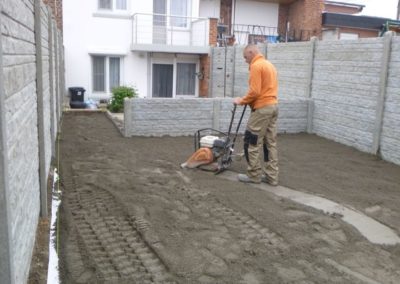 Aménagement complet d'un petit jardin à Herstal, création d'un espace parking, placement de palis...