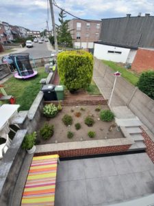 Aménagement complet d'un petit jardin à Herstal, création d'un espace parking, placement de palis...