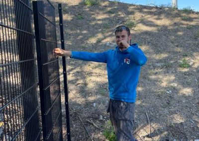Installation au cours d’une clôture de haute sécurité. 

Panneaux nymofort 2 d super avec du fi...