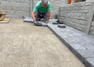 Aménagement complet d'un petit jardin à Herstal, création d'un espace parking, placement de palis...
