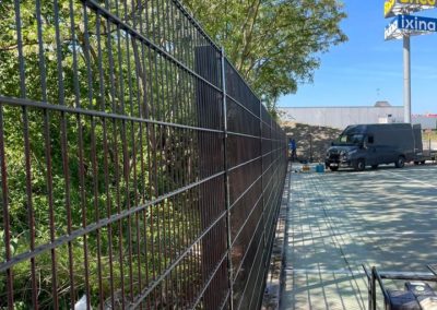 Installation au cours d’une clôture de haute sécurité. 

Panneaux nymofort 2 d super avec du fi...
