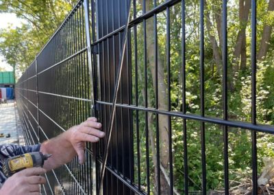 Installation au cours d’une clôture de haute sécurité. 

Panneaux nymofort 2 d super avec du fi...
