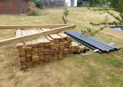 Remplacement d'une clôture en bois par une palissade composée de piquets de métal, soubassement d...