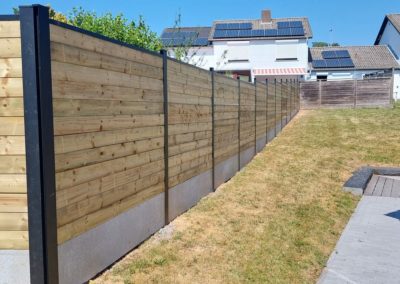 Remplacement d'une clôture en bois par une palissade composée de piquets de métal, soubassement d...