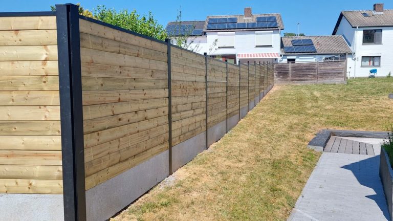 Remplacement d'une clôture en bois par une palissade composée de piquets de métal, soubassement d...