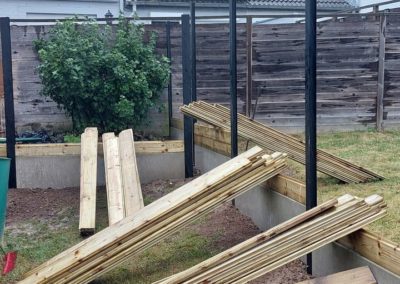 Remplacement d'une clôture en bois par une palissade composée de piquets de métal, soubassement d...