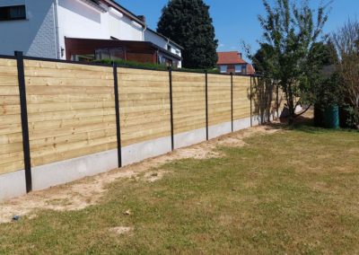 Remplacement d'une clôture en bois par une palissade composée de piquets de métal, soubassement d...
