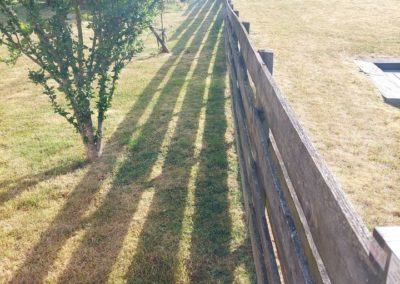 Remplacement d'une clôture en bois par une palissade composée de piquets de métal, soubassement d...