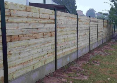 Remplacement d'une clôture en bois par une palissade composée de piquets de métal, soubassement d...