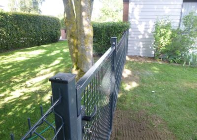 Remplacement de deux petites clôtures souple par du rigide avec portails pour plus de sécurité.

...