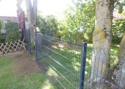 Remplacement de deux petites clôtures souple par du rigide avec portails pour plus de sécurité.

...