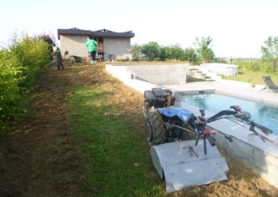 Après le réalisation d'une piscine enterrée, réalisation de la pelouse avec des rouleaux autour ...
