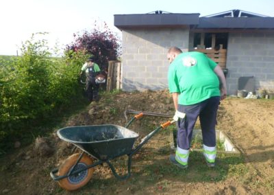 Après le réalisation d'une piscine enterrée, réalisation de la pelouse avec des rouleaux autour ...