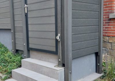 Placement d'une palissade en composite autour d'une terrasse avec portail.

Merci à madame Husa.......