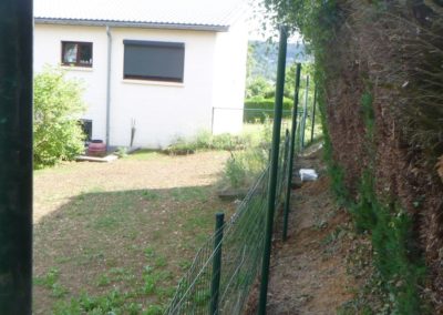 Pose d'une clôture souple de 2 mètres autour d'un jardin à Amay.

Merci à Monsieur Madame Dew......