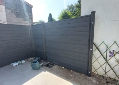 Placement d'une palissade en composite autour d'une terrasse avec portail.

Merci à madame Husa.......