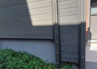 Placement d'une palissade en composite autour d'une terrasse avec portail.

Merci à madame Husa.......