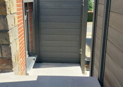 Placement d'une palissade en composite autour d'une terrasse avec portail.

Merci à madame Husa.......