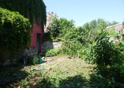Super défrichage des abords d'une maison oubliée depuis des années, en vue d'un réaménagement....