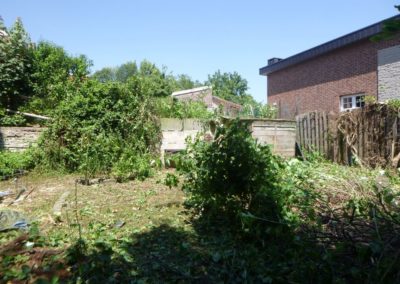 Super défrichage des abords d'une maison oubliée depuis des années, en vue d'un réaménagement....